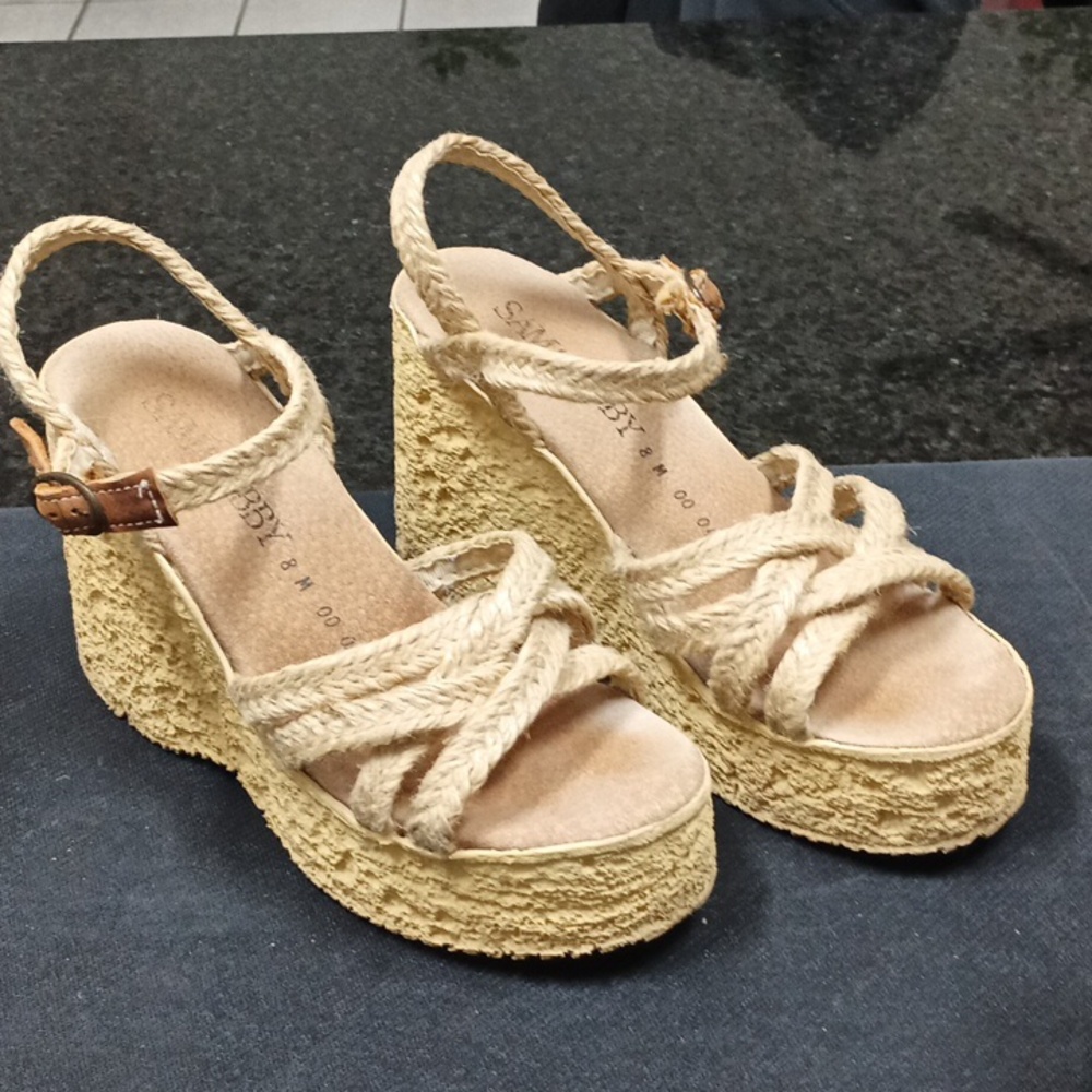 Strappy wedge 4" size 8 good condition color natural straw